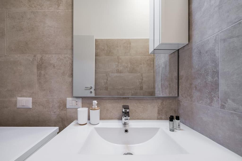 Linate Airport Elegant Suite,Tram 1 Minute Away Milan Luaran gambar